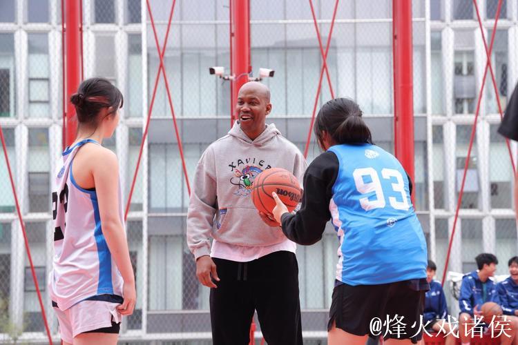 香港屋邨篮球青年访京 名宿马布里现场暖心指导